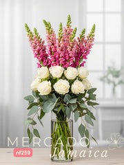 Arreglo Jardín Vertical con Rosas Blancas y Perritos