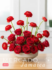 Doble Pasión: 24 Rosas Rojas y 10 Ranúnculos Rojos en Florero Bowl