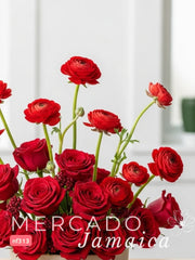 Doble Pasión: 24 Rosas Rojas y 10 Ranúnculos Rojos en Florero Bowl
