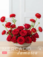 Doble Pasión: 24 Rosas Rojas y 10 Ranúnculos Rojos en Florero Bowl