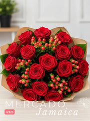 Dulzura y Alegría: 18 Rosas Rosa con Hipericos