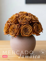 Café Latte y Pasión: Arreglo de 24 Rosas con Florero Bowl