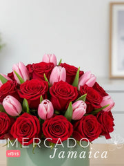 Rosas Rojas y Tulipanes Rosa: Pasión y Delicadeza en un Arreglo
