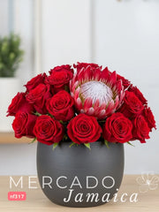Fusión de Pasión y Exotismo: Arreglo de 24 Rosas Rojas y Protea King