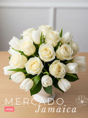 Pureza y Armonía: 24 Rosas Blancas y 10 Tulipanes Blancos