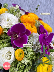 Arreglo con ranunculus amarillos y orquídeas