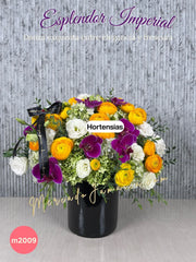 Arreglo con ranunculus amarillos y orquídeas