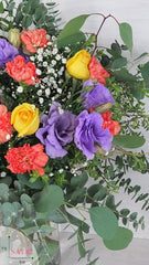 Lisianthus y Claveles en Arreglo con Rosas
