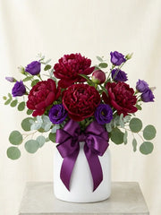 Peonías vino con lisianthus