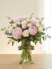 Peonías rosa con rosas