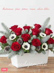 Arreglos de navidad con rosas y anémonas blancas