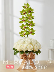 Corazón Verde con Rosas Blancas