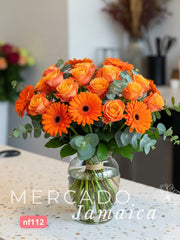 10 Gerberas Naranjas con 18 Rosas Cálidas