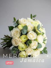 Elegancia Blanca: Rosas y Ranúnculos