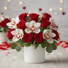 Bellas orquídeas con rosas rojas